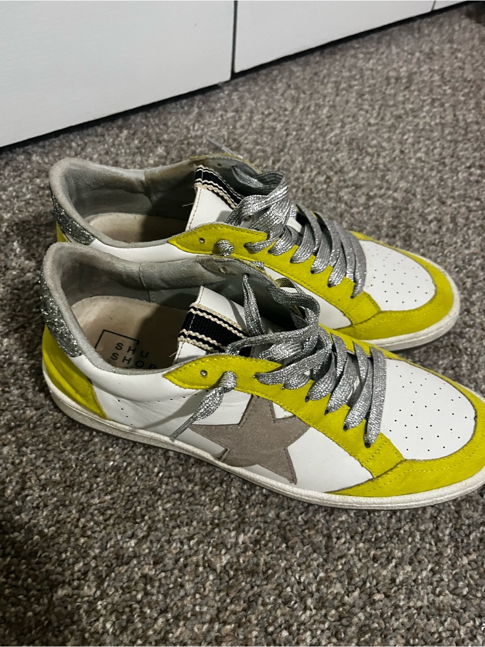 ShuShop Womens White & Yellow Star Accent Sneakers with Silver Laces